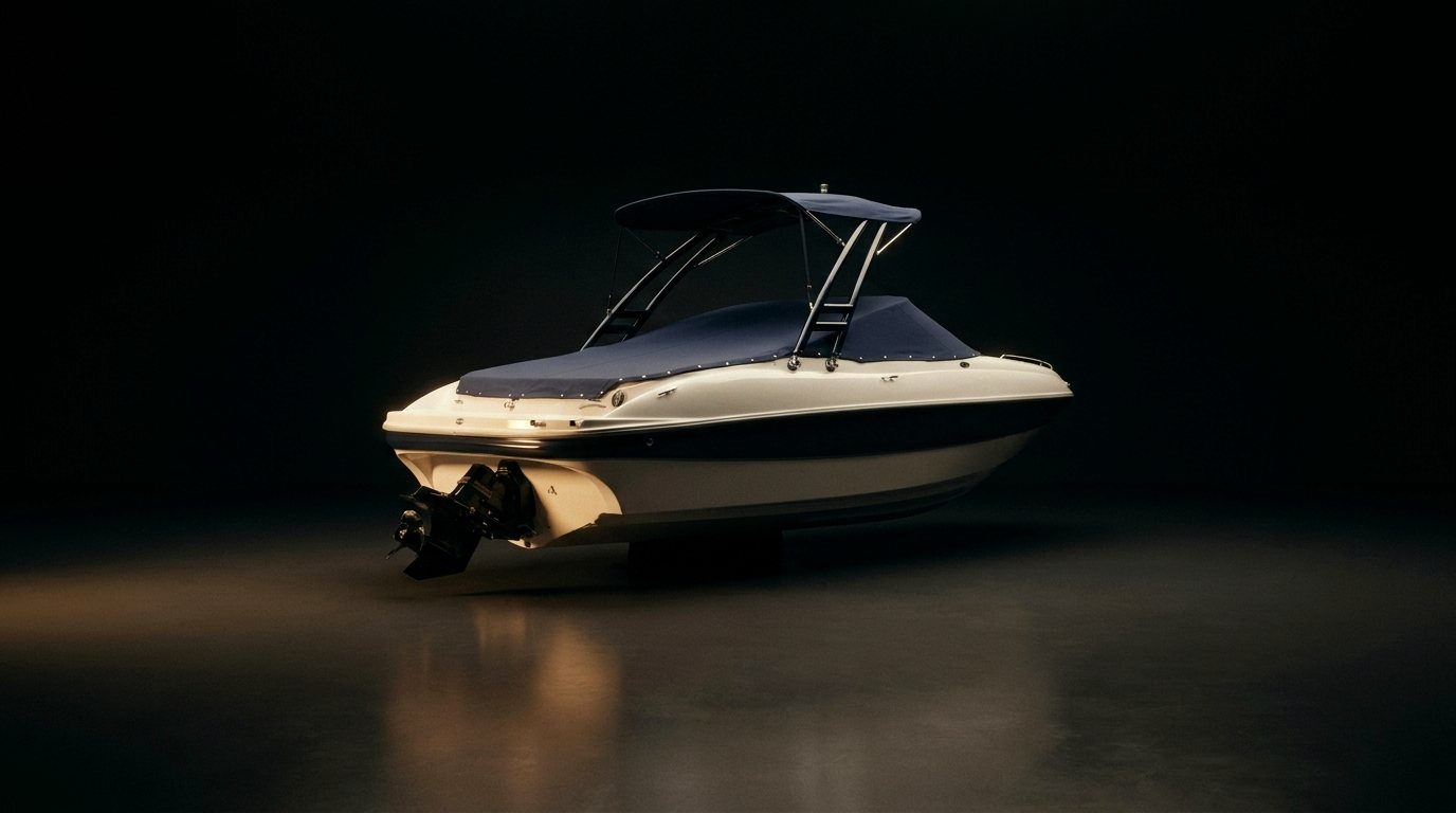 Sportboot mit neuer Persenning.