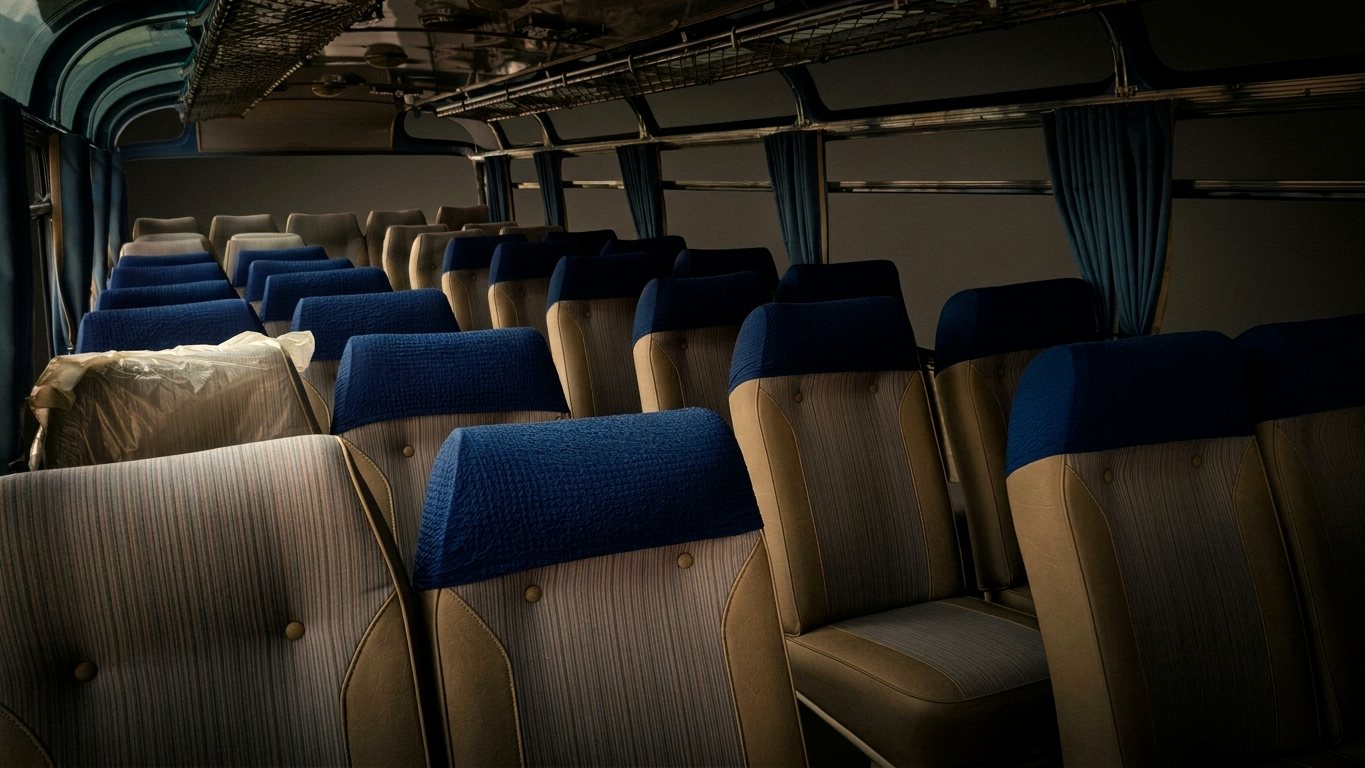Neu bezogene Sitzreihen eines Reisebusses.